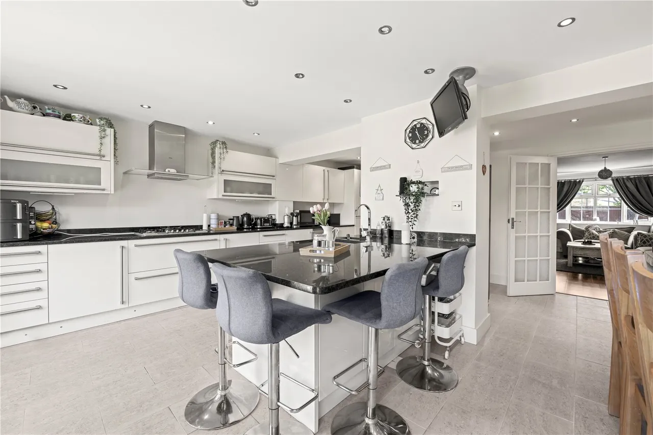 Kenton Avenue, Sunbury, TW16 5AS, photo 5