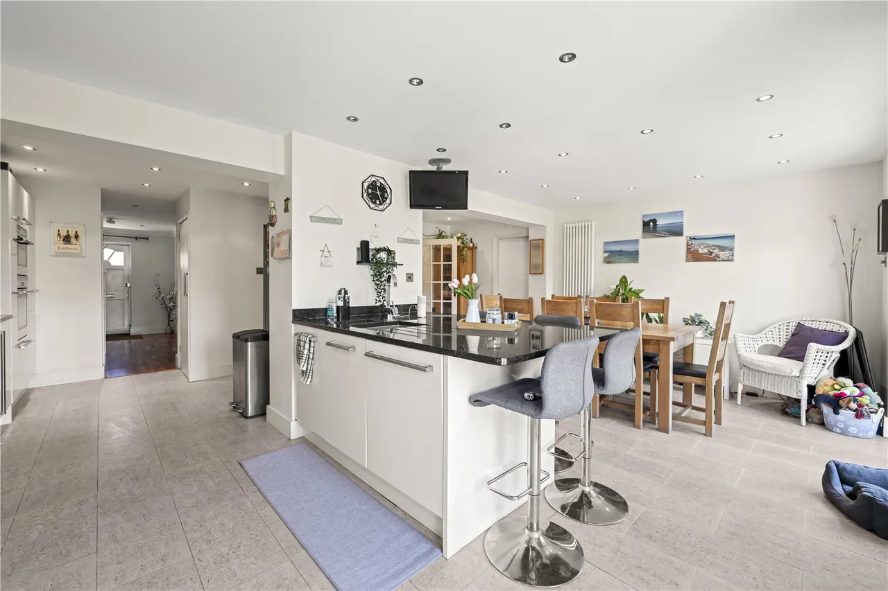 Kenton Avenue, Sunbury, TW16 5AS, photo 6