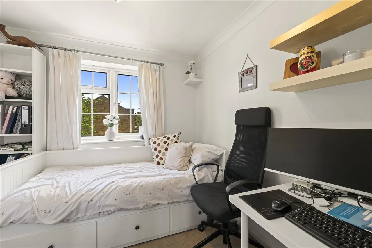 Kenton Avenue, Sunbury, TW16 5AS, photo 10