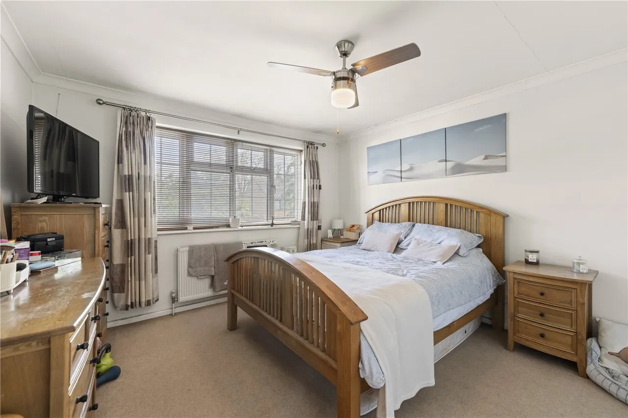 Kenton Avenue, Sunbury, TW16 5AS, photo 7