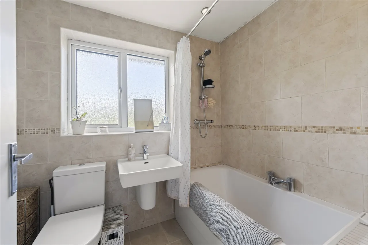 Kenton Avenue, Sunbury, TW16 5AS, photo 8