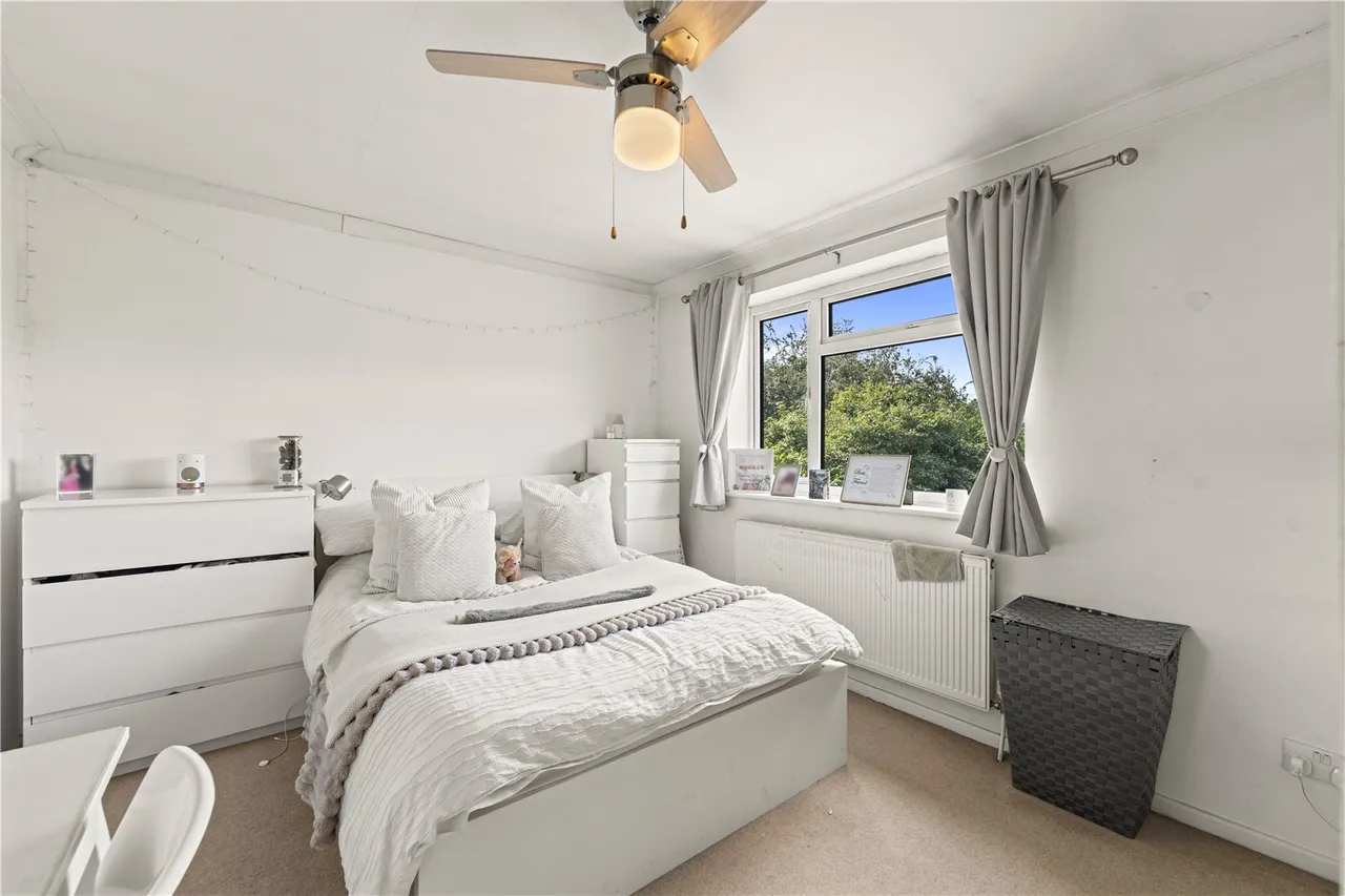 Kenton Avenue, Sunbury, TW16 5AS, photo 9