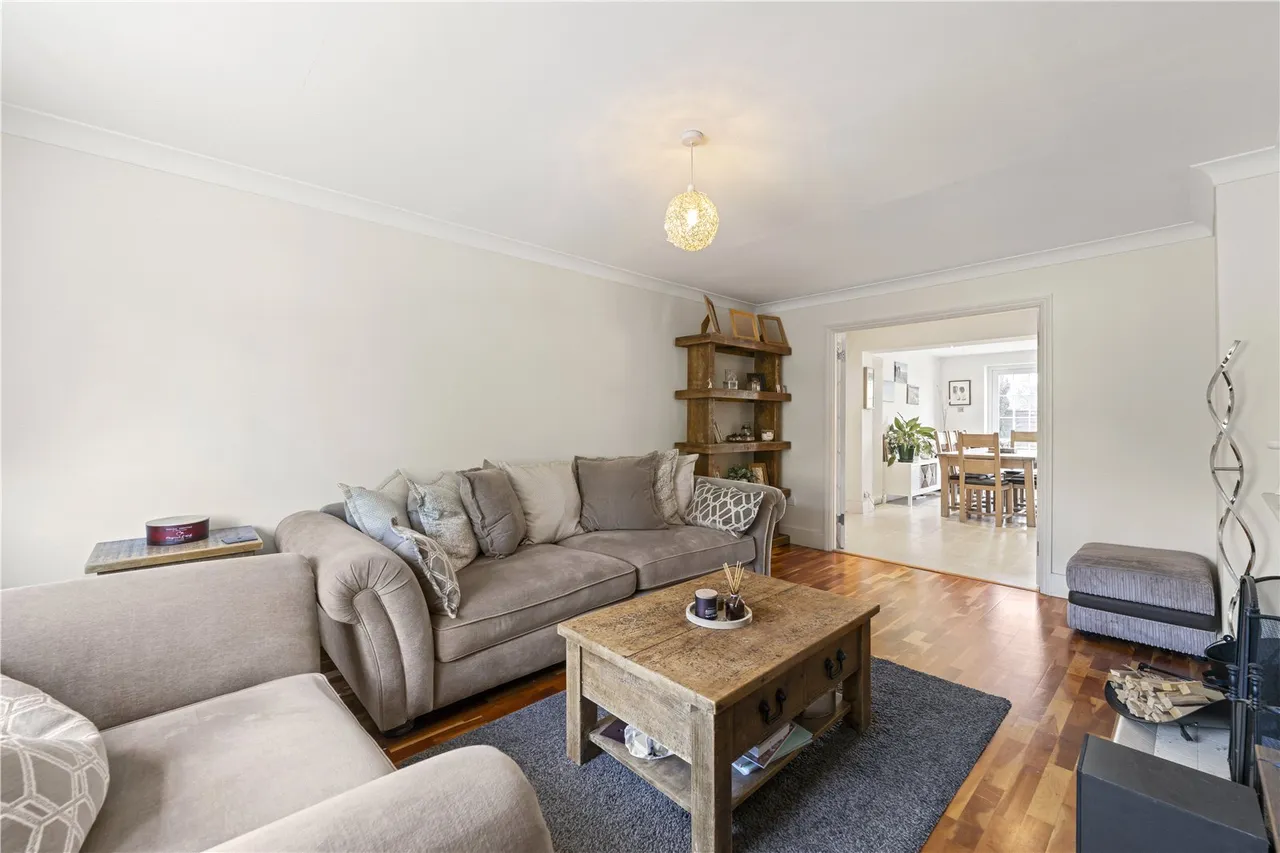 Kenton Avenue, Sunbury, TW16 5AS, photo 4