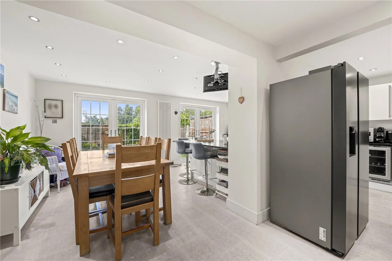 Kenton Avenue, Sunbury, TW16 5AS, photo 2