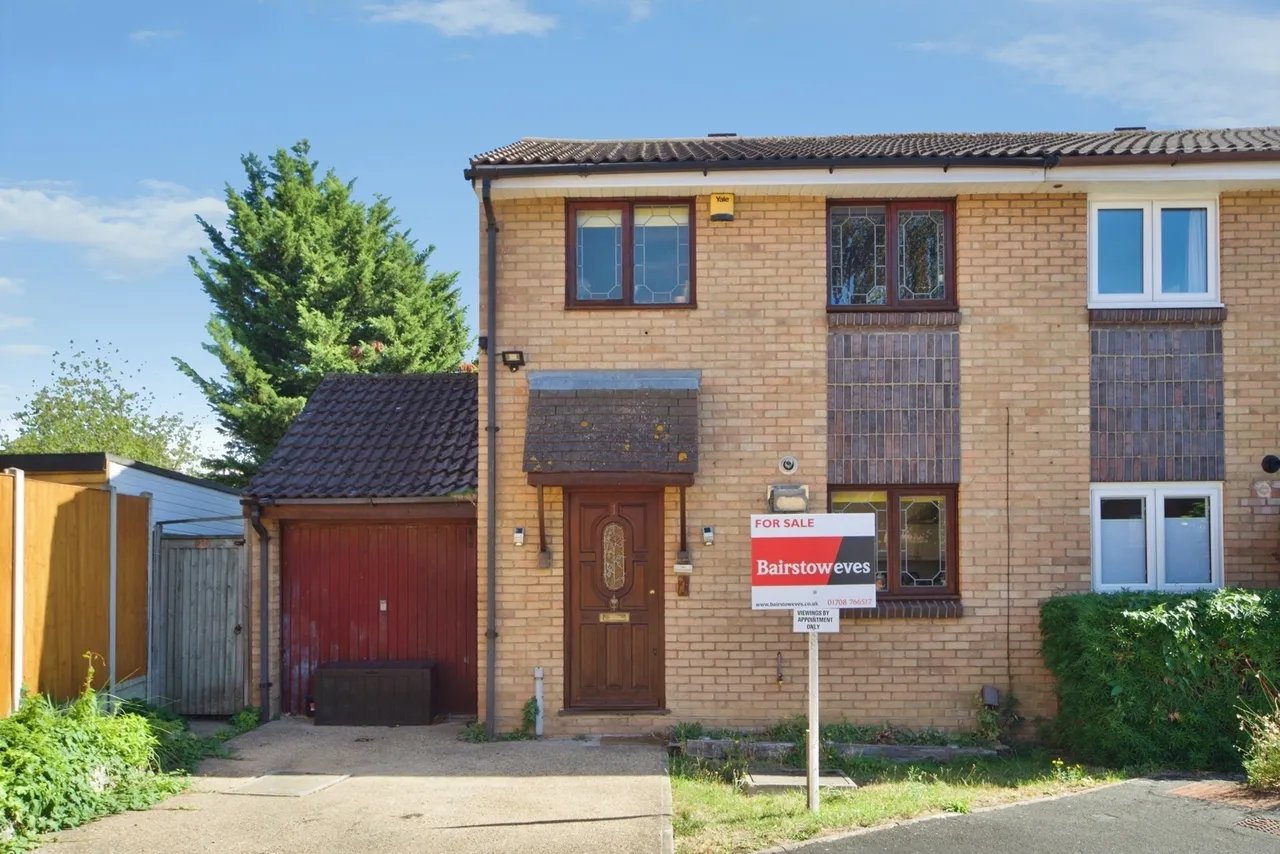 3 bed house for sale — Aragon Close, Romford, RM5