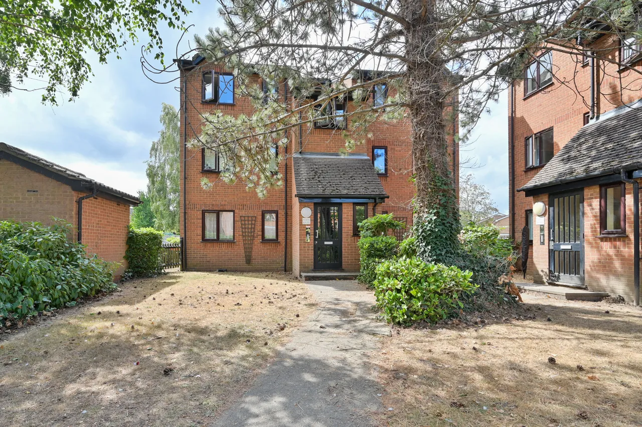 1 bed flat for sale — 70 Courtlands Close, Watford