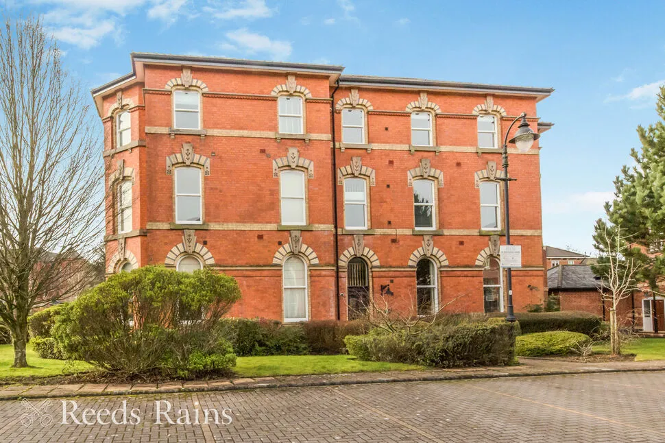 2 bed flat for sale — Sandringham House, Kensington Square, Cheshire, SK10
