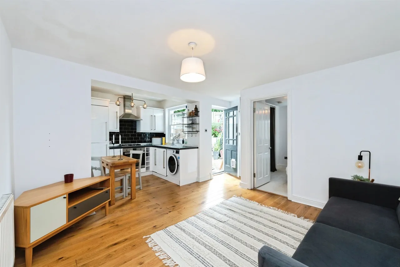 London Road, Redhill, RH1, photo 2