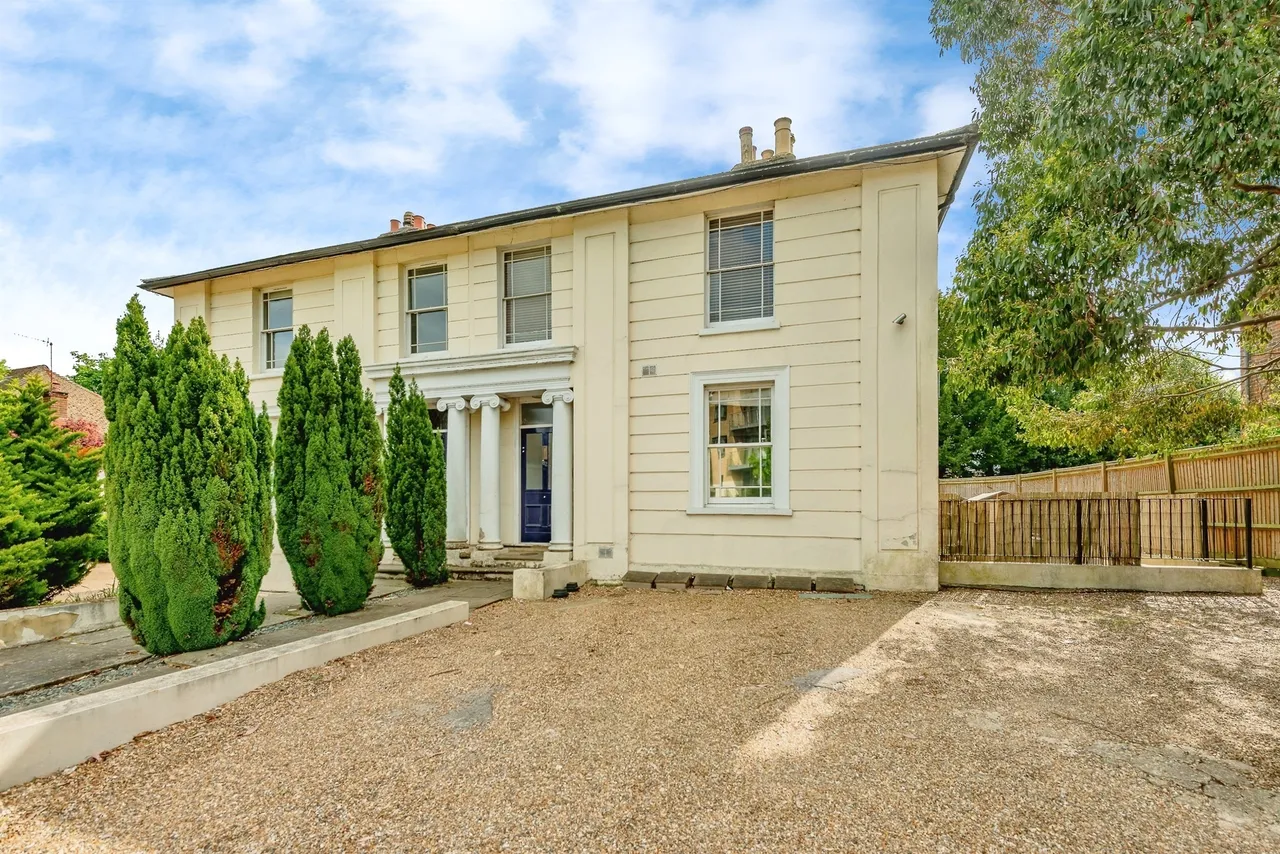 1 bed flat for sale, London Road, Redhill, RH1