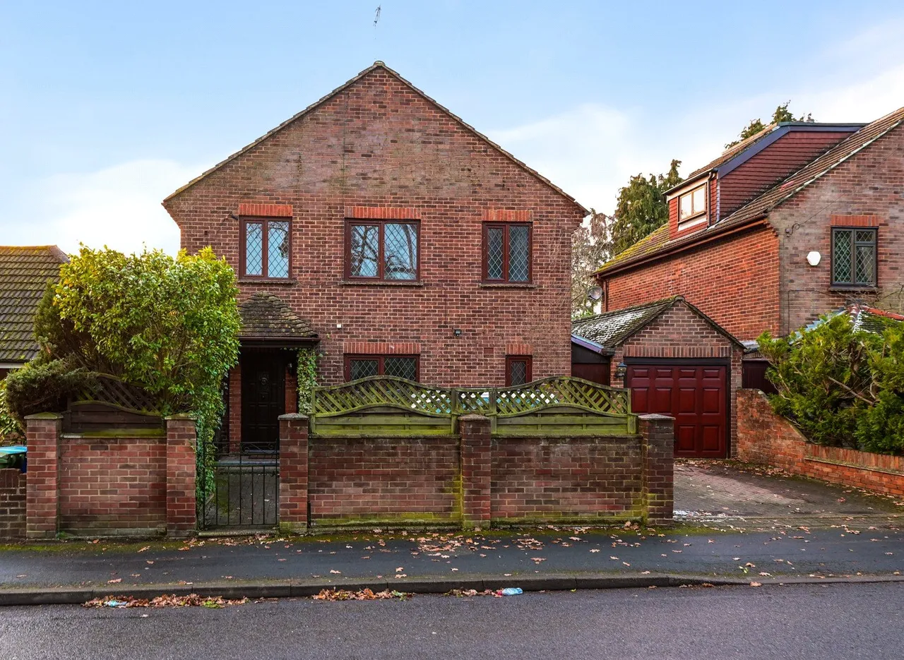 3 bed house for sale — Station Road, Farnborough, GU14 7PZ