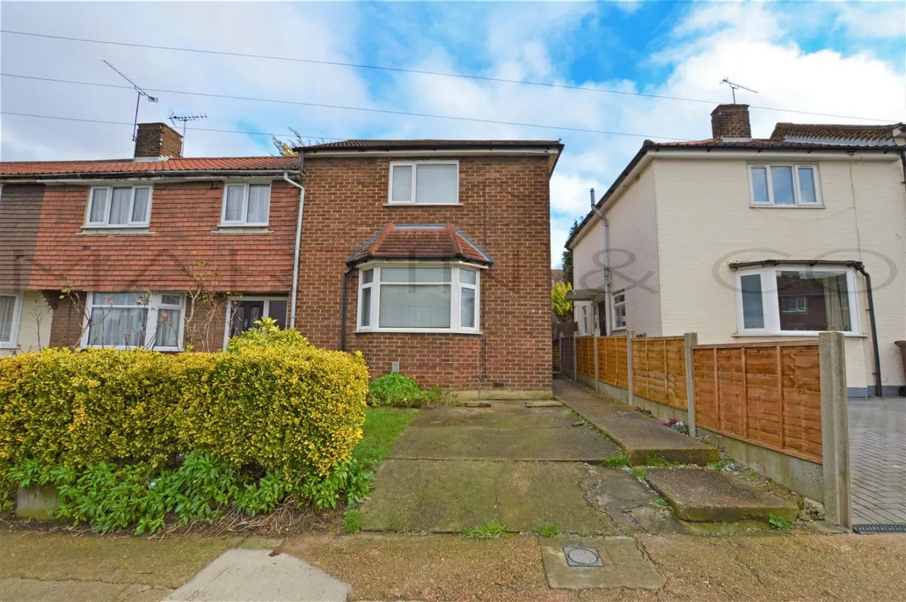 3 bed house for sale — Dorrit Way, Rochester