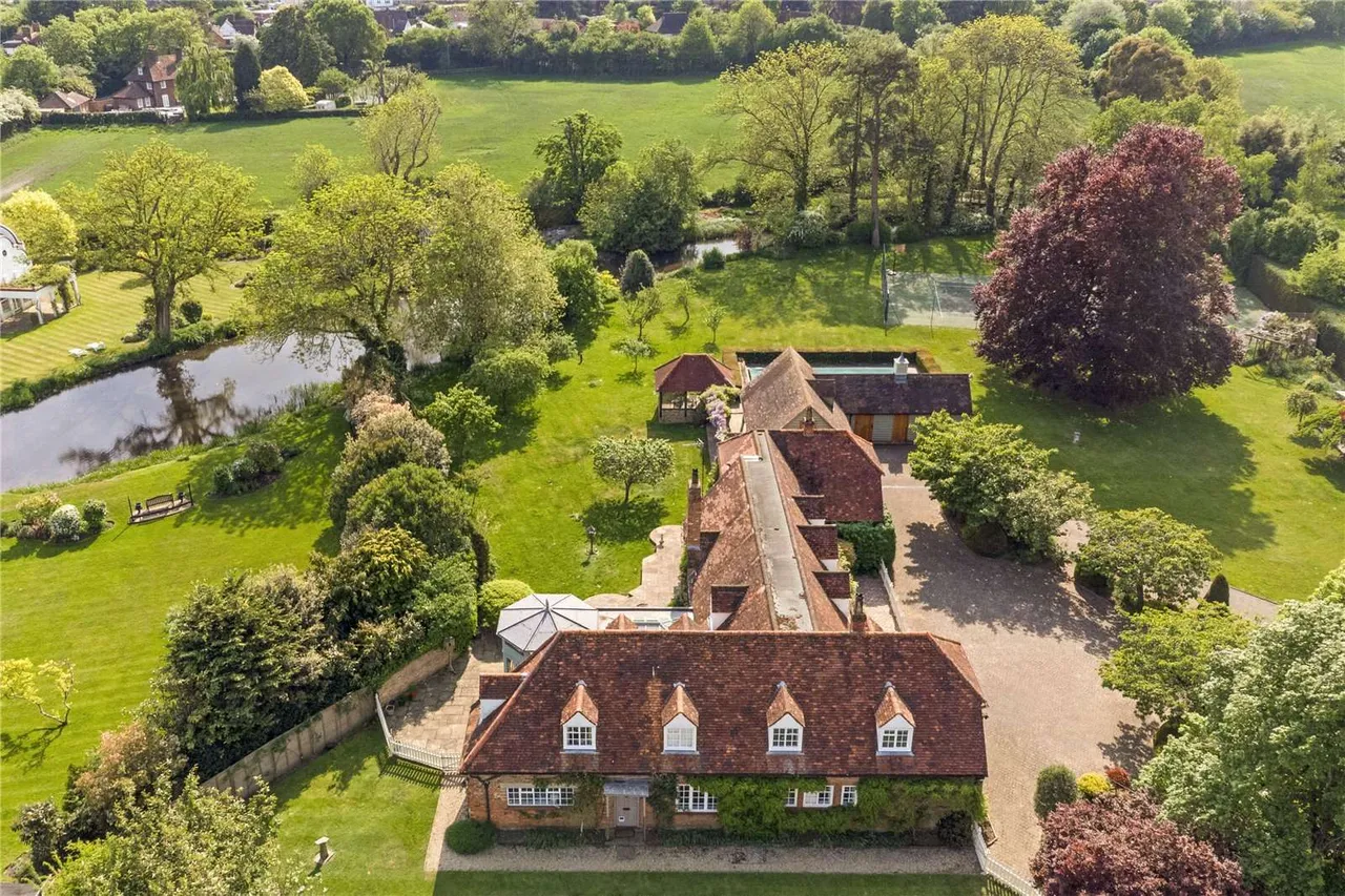 Village Road, Denham, UB9, photo 11