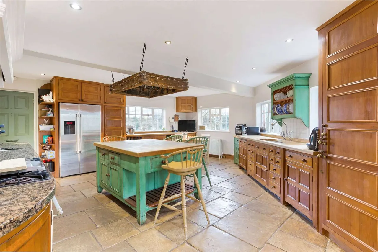 Village Road, Denham, UB9, photo 3