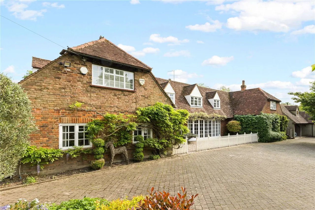 Village Road, Denham, UB9, photo 12
