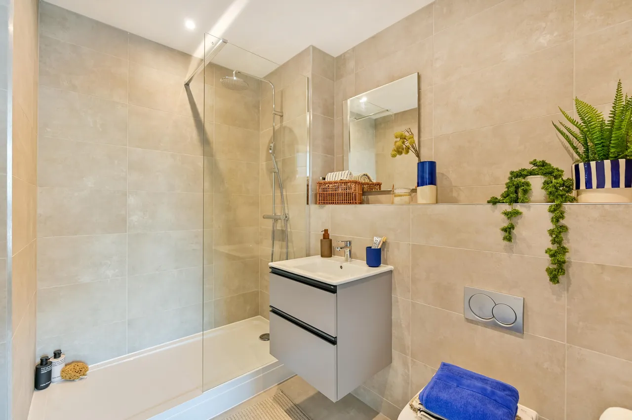 Showflat 2 (2 Bed), Refinery Square, London, photo 8