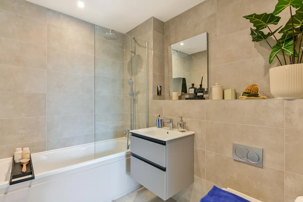 Showflat 2 (2 Bed), Refinery Square, London, photo 11