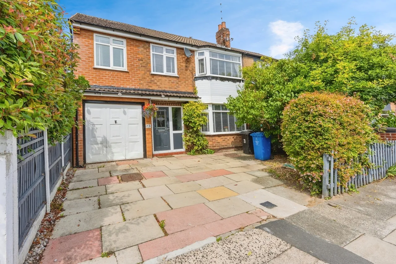 4 bed house for sale — Taunton Road, Sale, Greater Manchester, M33