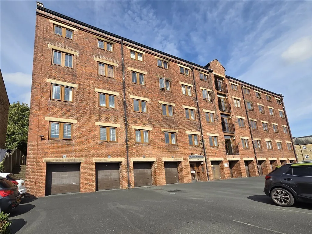2 bed flat for sale — Canal Road, Riddlesden, KEIGHLEY