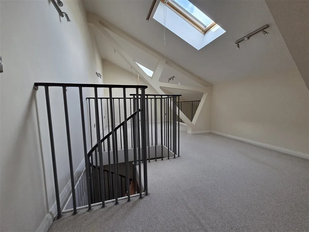 Canal Road, Riddlesden, KEIGHLEY, photo 9