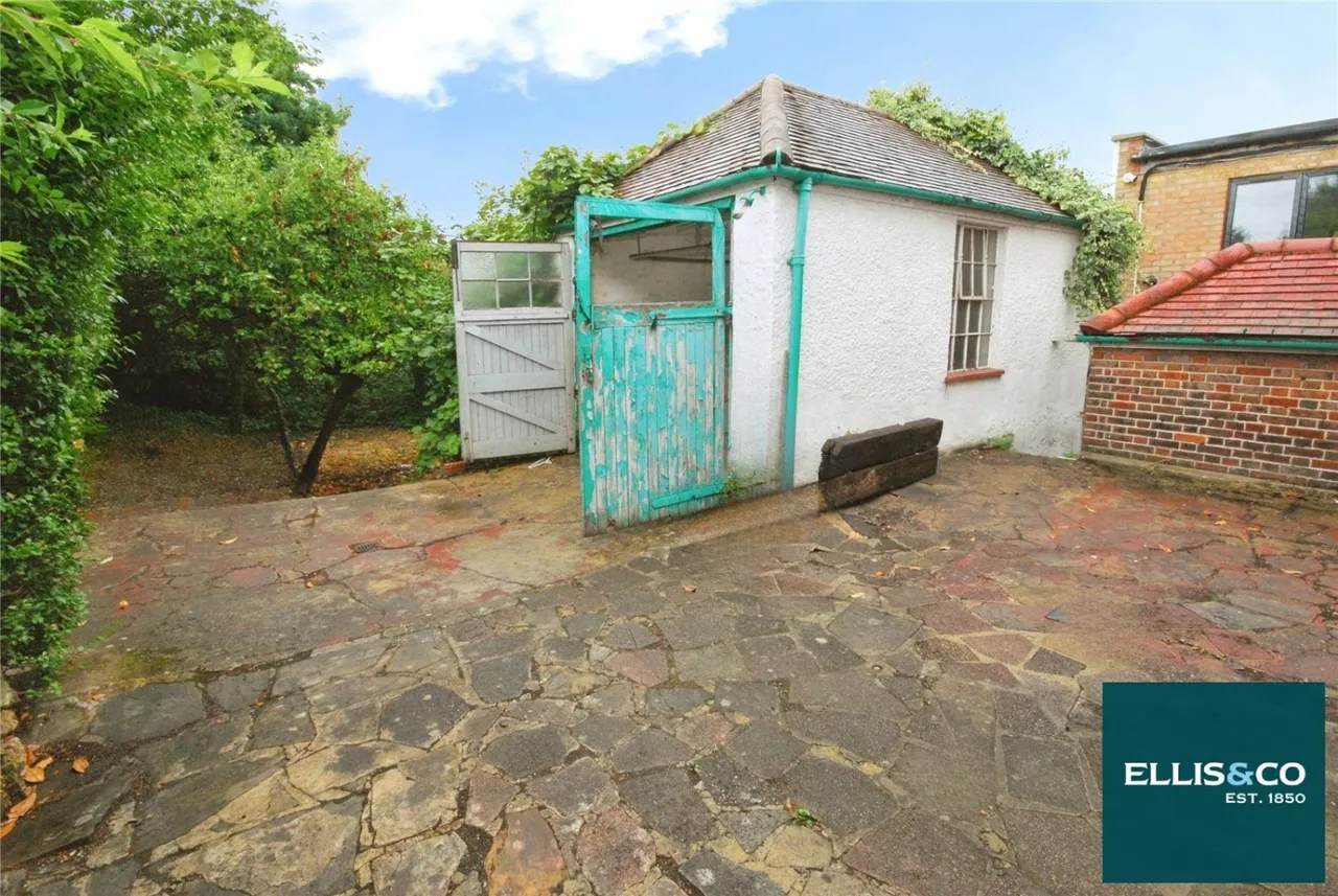 Finchley Road, Golders Green, NW11, photo 12