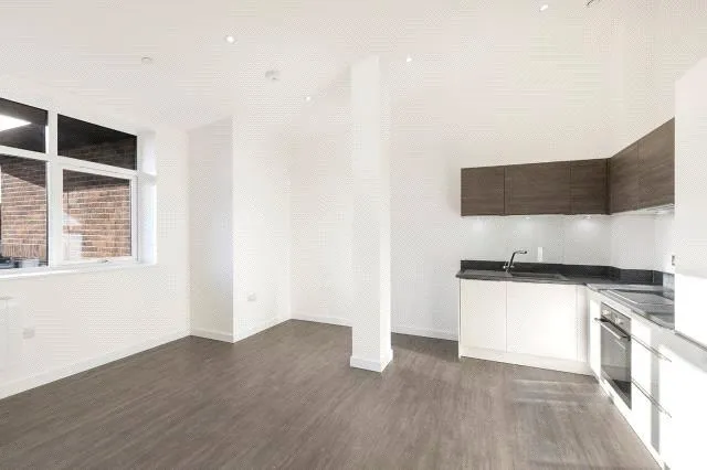 2 bed flat to rent, Knoll Road, Camberley, GU15