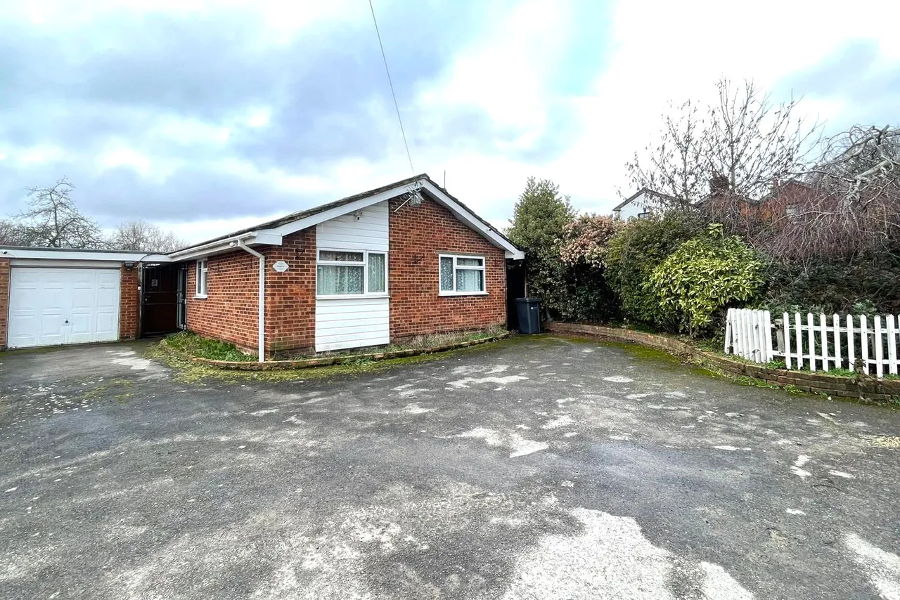 3 bed house for sale — Harpers Road, Ash, Surrey, GU12 6BX