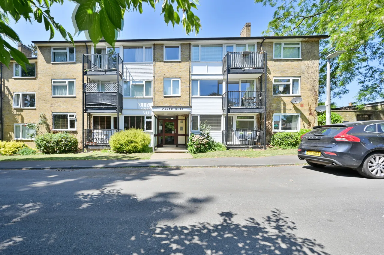 2 bed flat for sale — 19 Chaulden House Gardens, Hemel Hempstead
