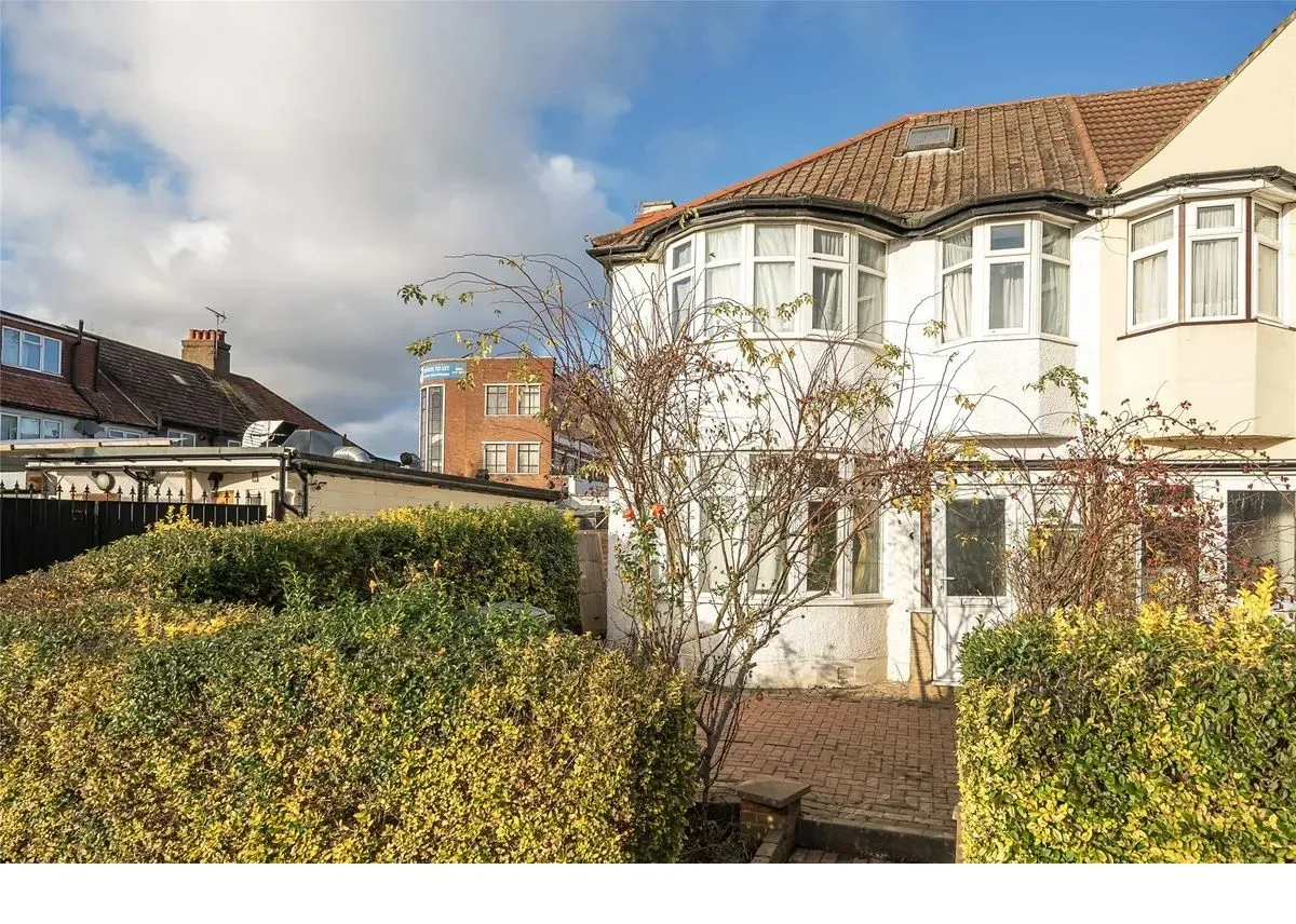 Burgess Avenue, Kingsbury, London, NW9 8TX, photo 3