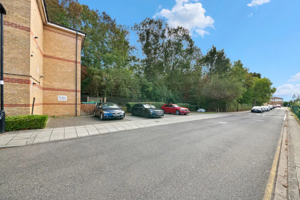 Acock Grove, Northolt, UB5, photo 11