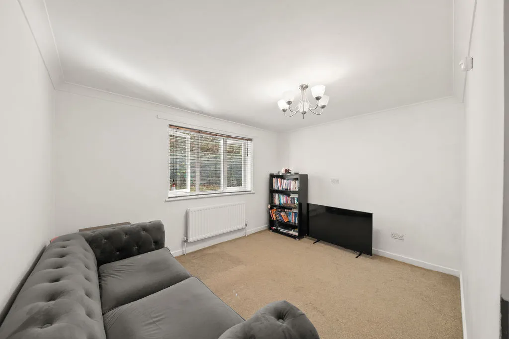 Acock Grove, Northolt, UB5, photo 3