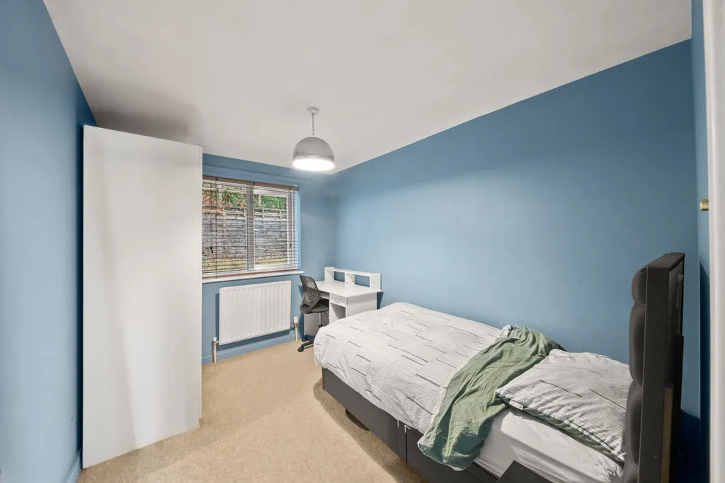 Acock Grove, Northolt, UB5, photo 6