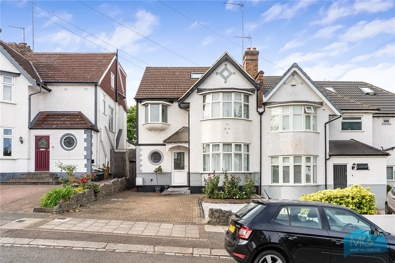 Bramber Road, London, N12, photo 19