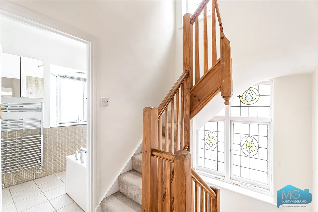 Bramber Road, London, N12, photo 21