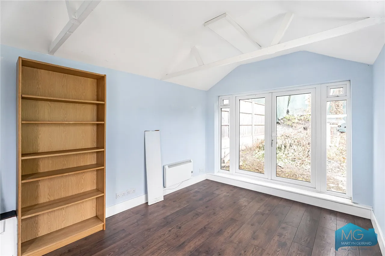 Bramber Road, London, N12, photo 13