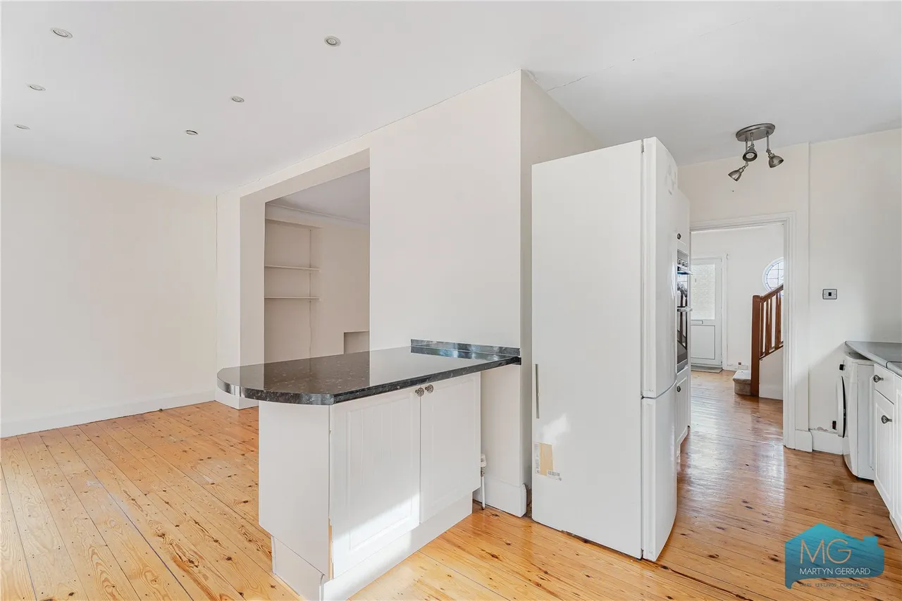 Bramber Road, London, N12, photo 20