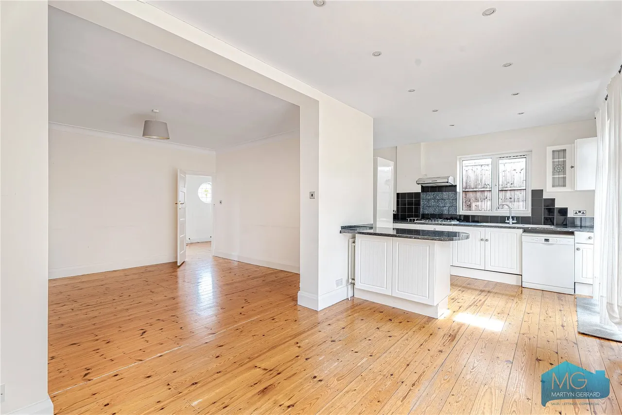 Bramber Road, London, N12, photo 11