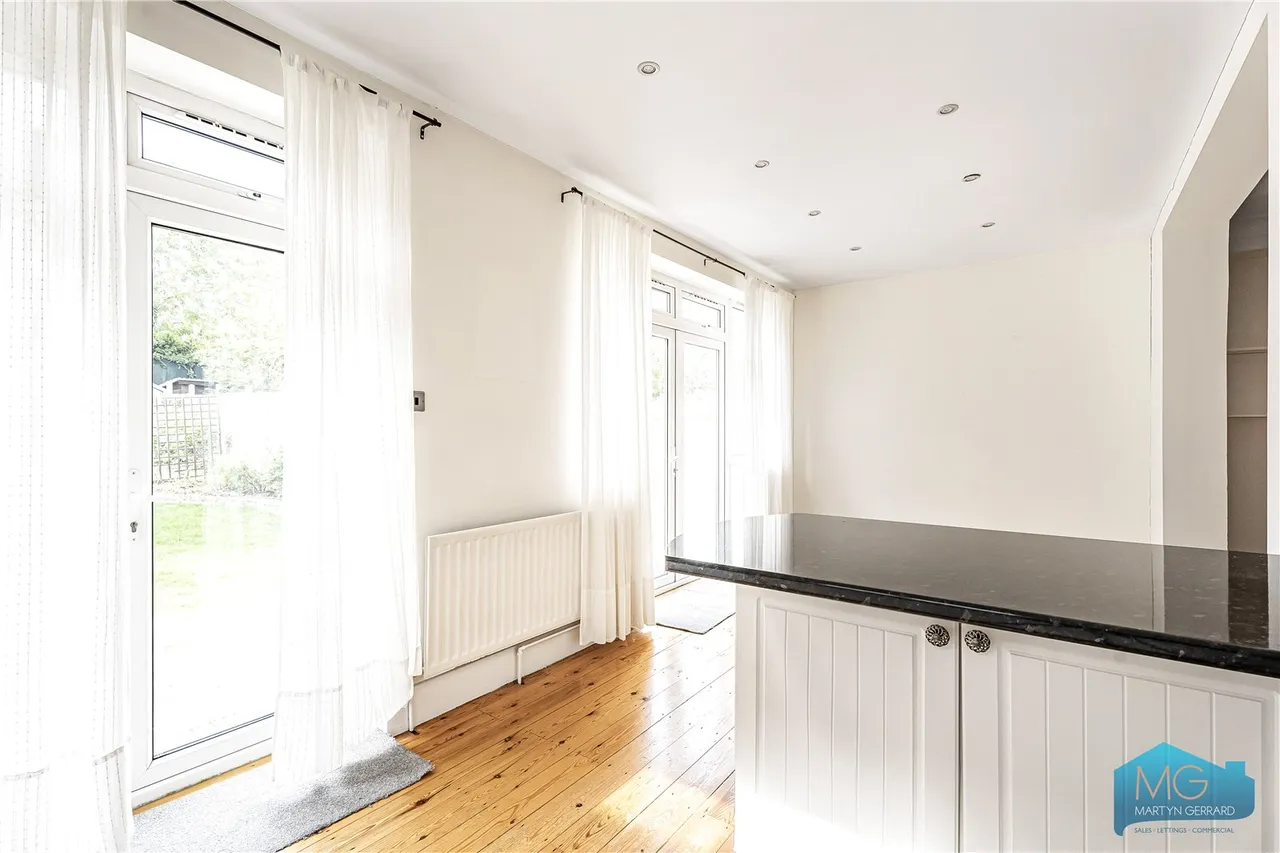 Bramber Road, London, N12, photo 17
