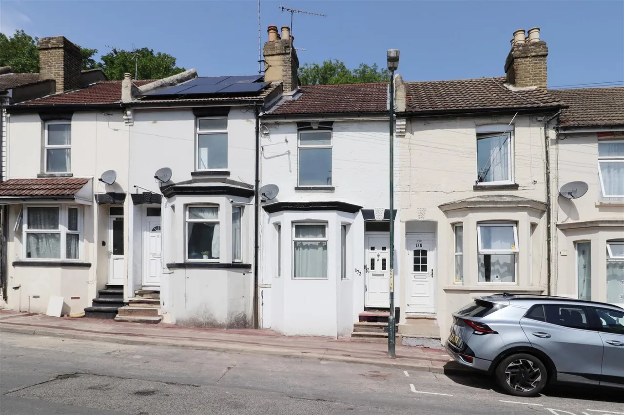 2 bed house for sale — Castle Road, Chatham