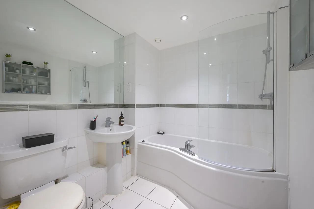 47 Phoenix Way, The Trinity, London, photo 5