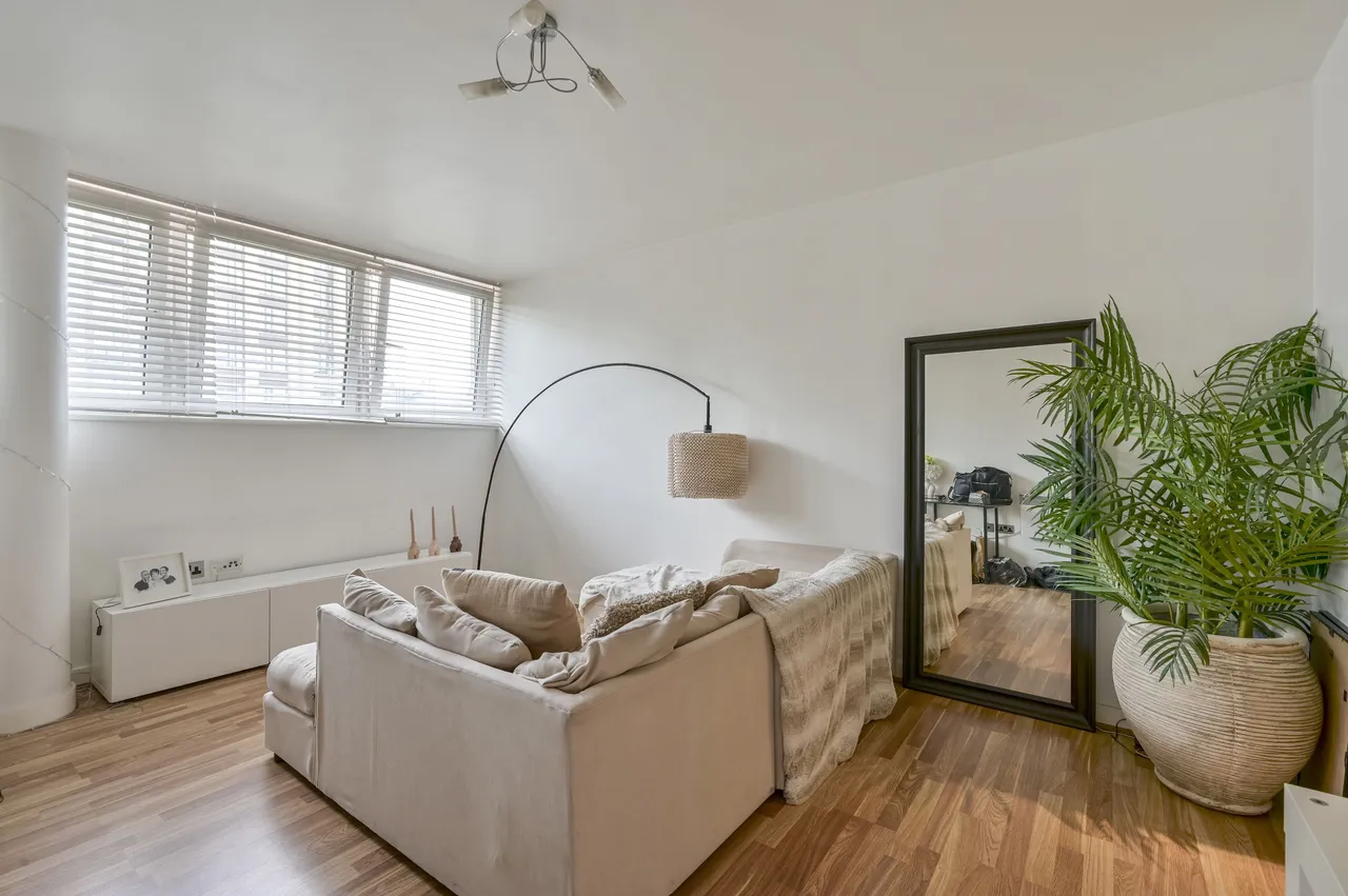 47 Phoenix Way, The Trinity, London, photo 2