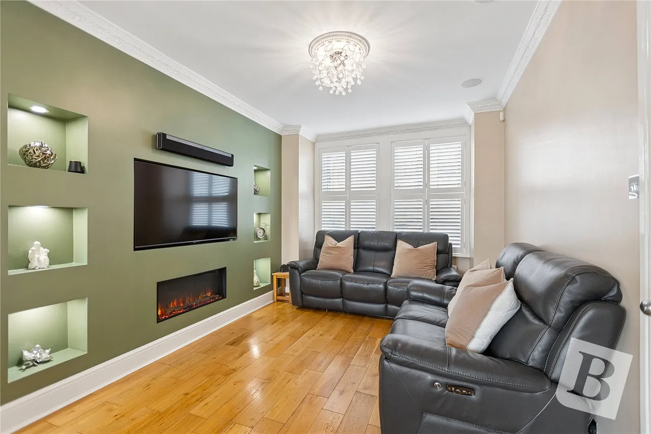 Whalebone Avenue, Chadwell Heath, RM6, photo 2