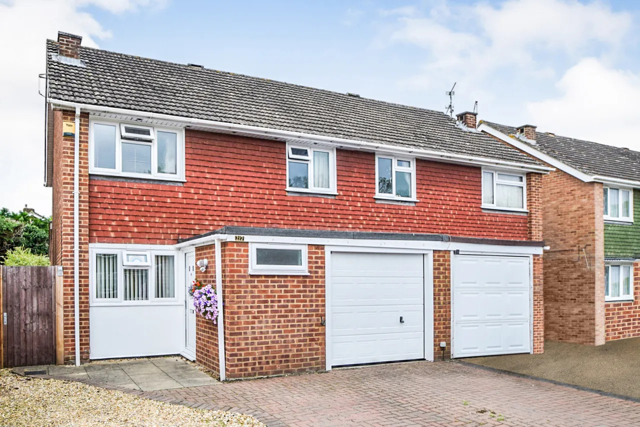 3 bed house for sale — Weybridge Mead, Yateley, GU46 7UY