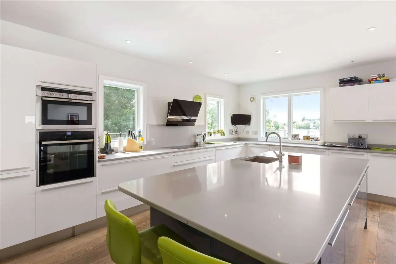 Summer Lake, Cirencester, Gloucestershire, GL7 5LW, photo 5