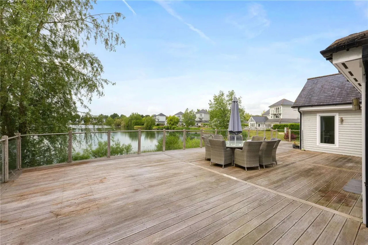 Summer Lake, Cirencester, Gloucestershire, GL7 5LW, photo 8