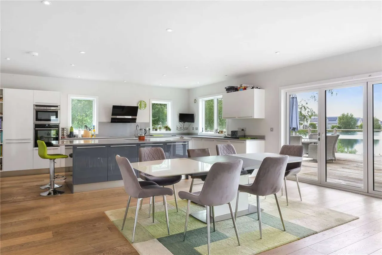 Summer Lake, Cirencester, Gloucestershire, GL7 5LW, photo 7