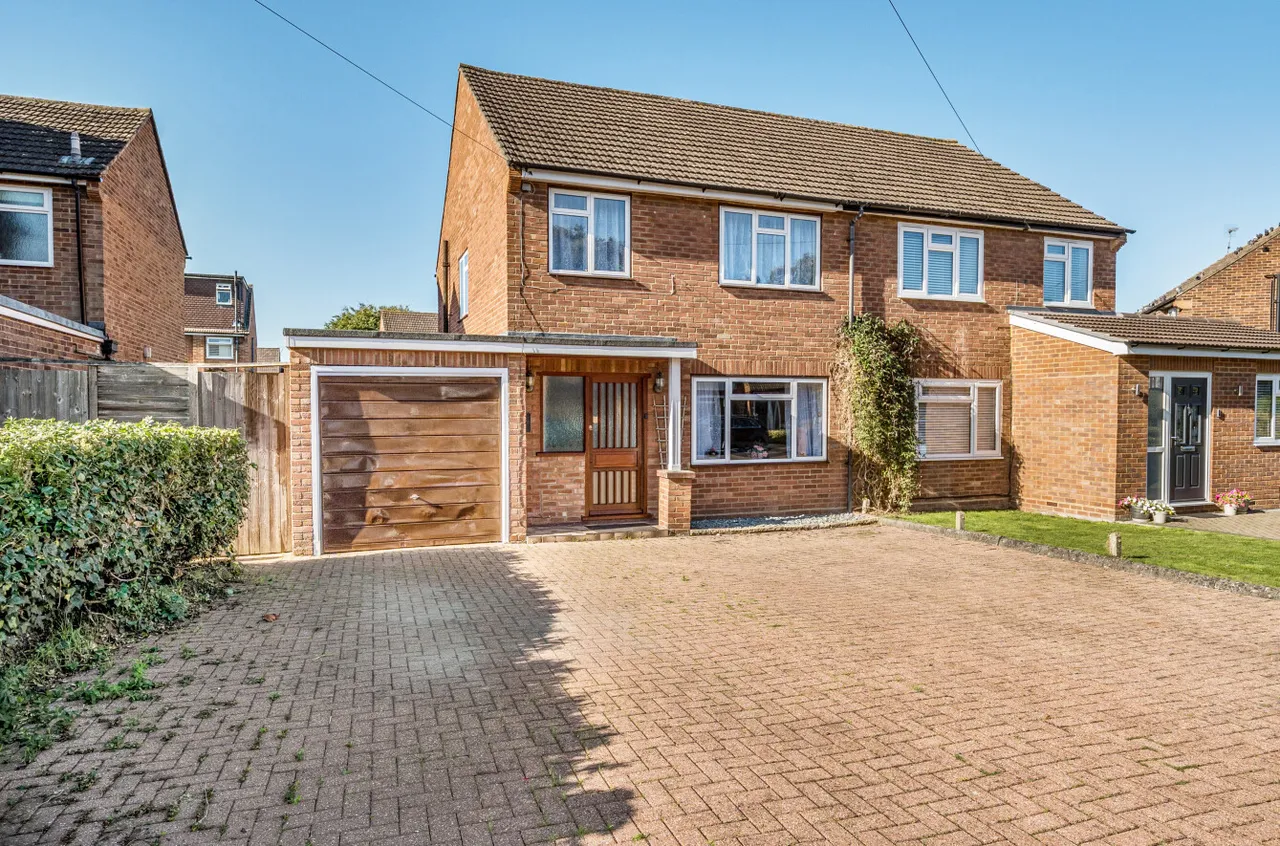 3 bed house for sale — White Acres Road, Mytchett, Camberley, Surrey, GU16 6JJ