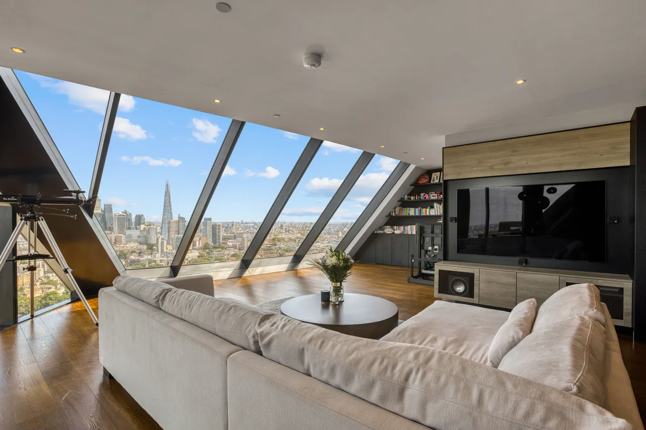 3 bed flat for sale — Apartment 3905, The Strata, 8 Walworth Road, London