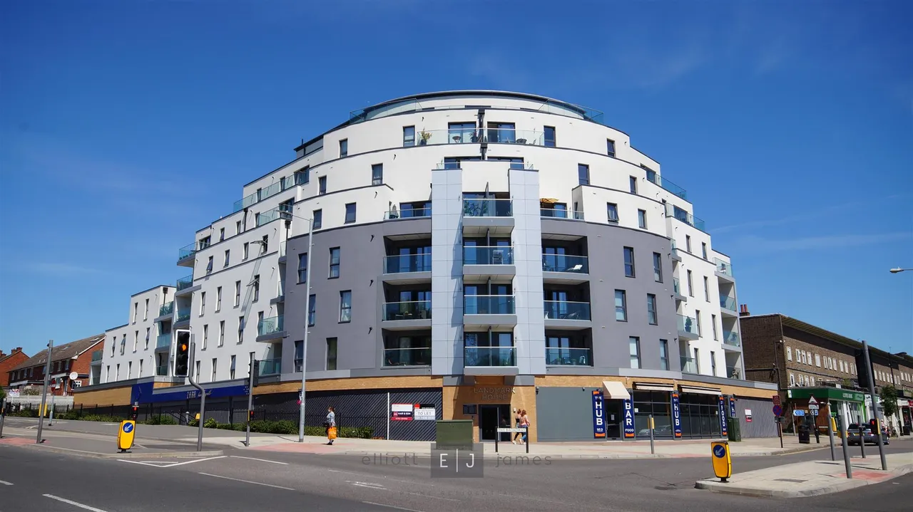 2 bed flat to rent, Landmark House, Loughton, IG10