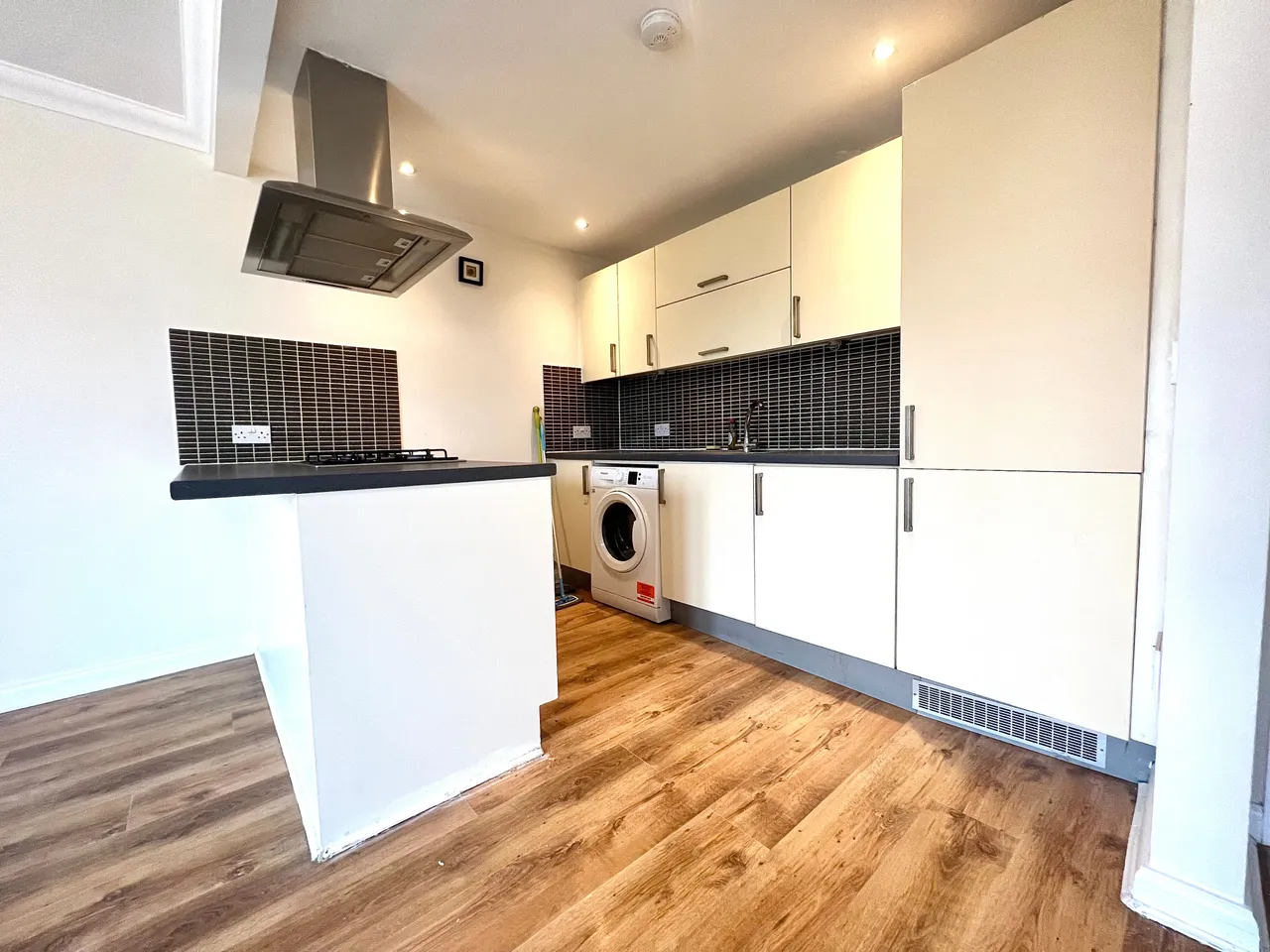 Neale Court, Dagenham, RM9, photo 2