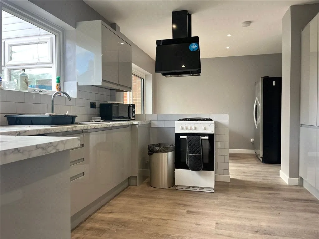 Yew Tree Drive, Guildford, GU1, photo 2